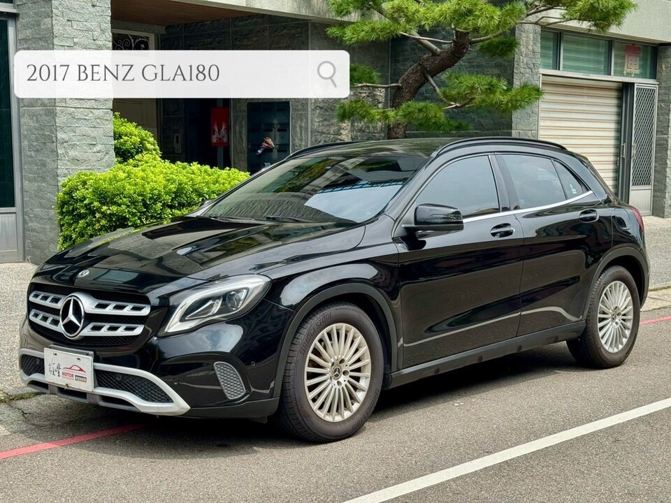 2017 Benz  GLA180